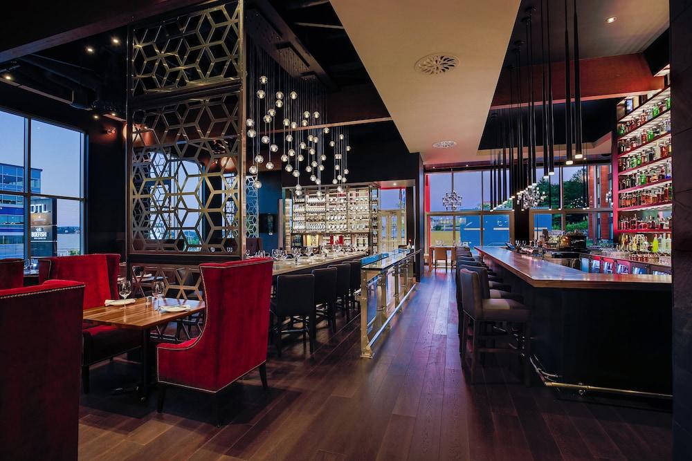 Otl Gouverneur แชร์บูร์ก ภายนอก รูปภาพ The bar at the 360° Sky Lounge