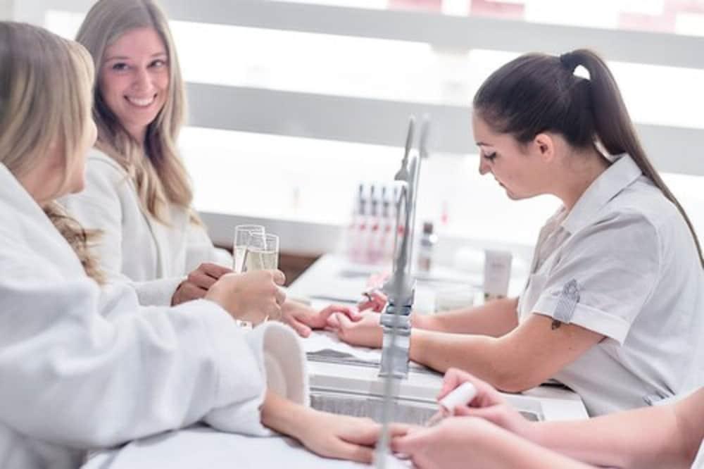 Otl Gouverneur แชร์บูร์ก ภายนอก รูปภาพ Students at the International Dermal Institute