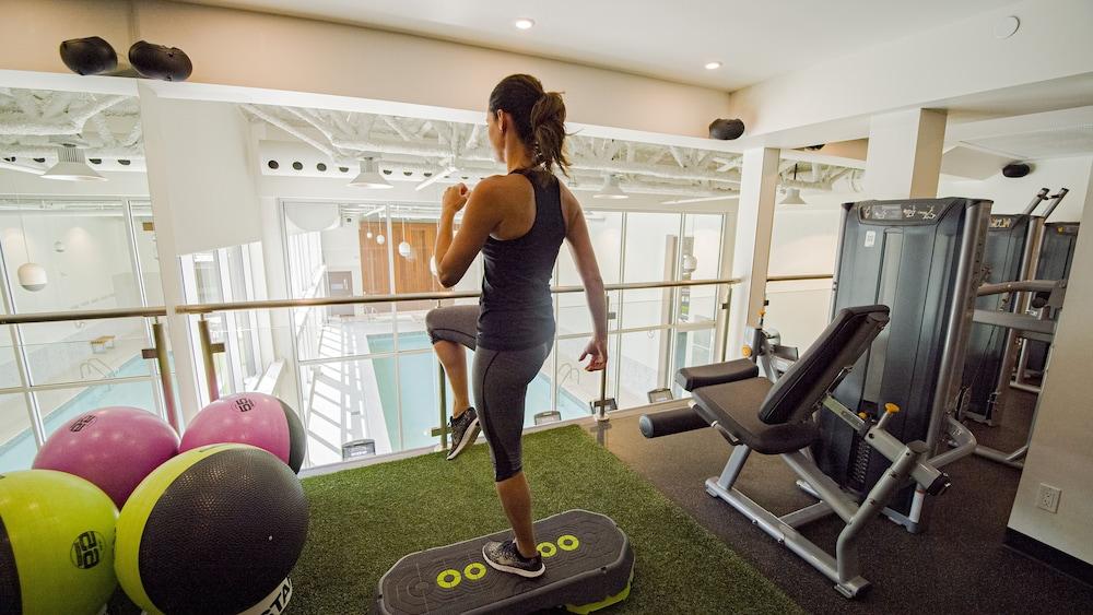 Otl Gouverneur แชร์บูร์ก ภายนอก รูปภาพ A woman using a BOSU balance trainer