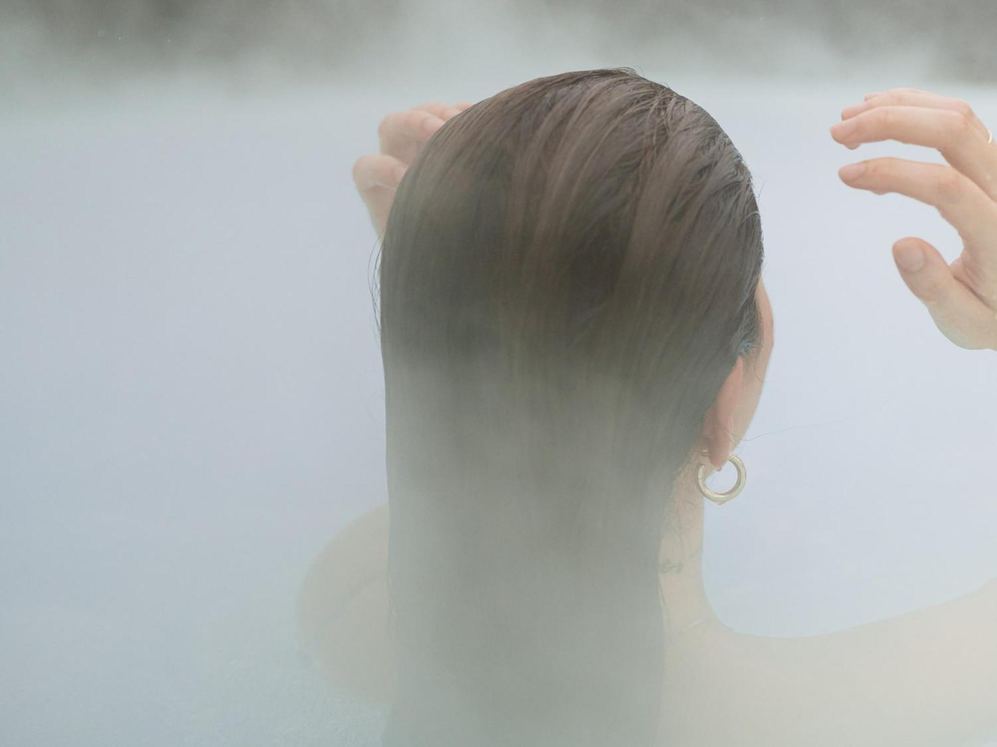Otl Gouverneur แชร์บูร์ก ภายนอก รูปภาพ A woman in a shower