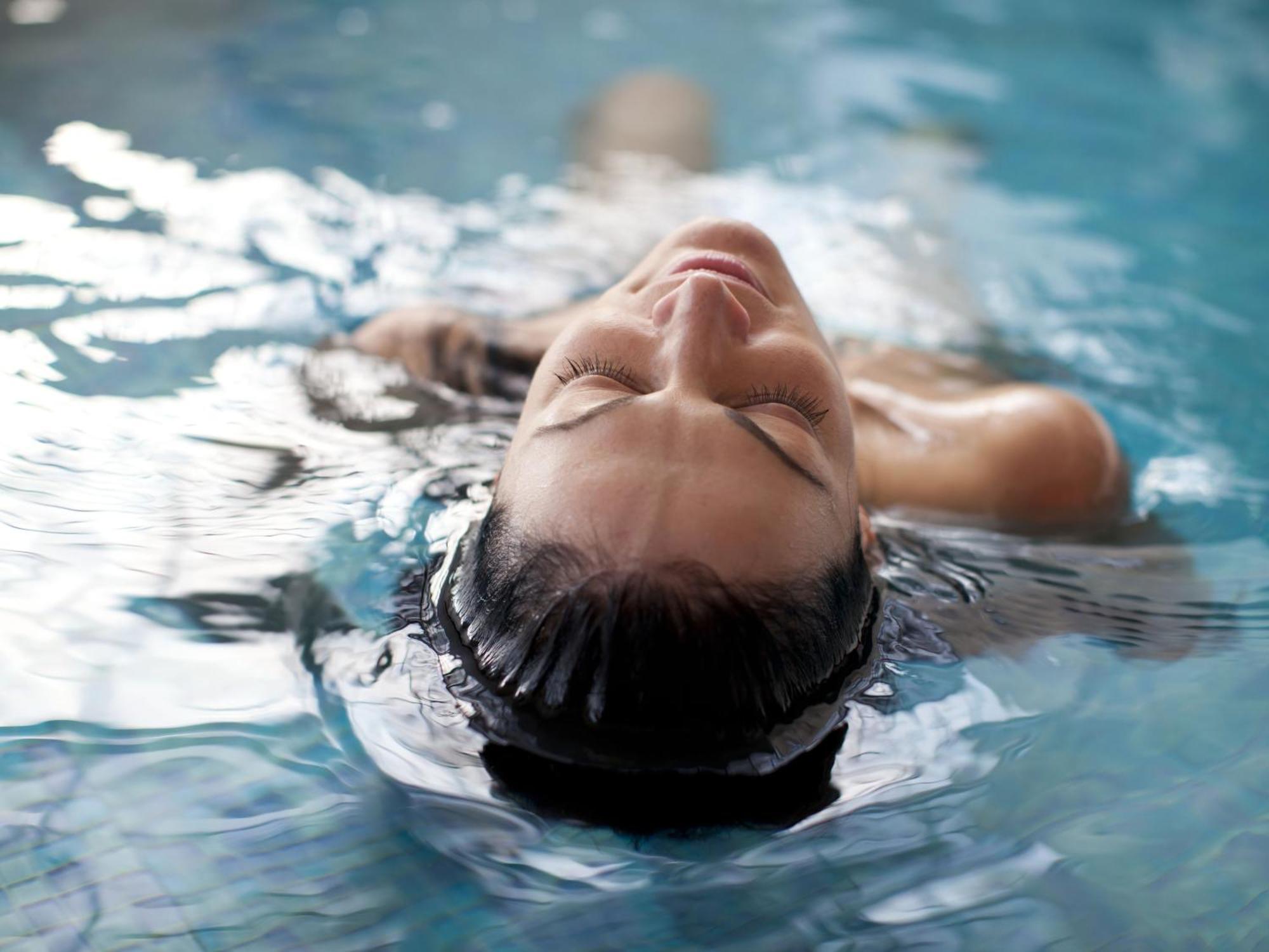 Otl Gouverneur แชร์บูร์ก ภายนอก รูปภาพ A woman floating in water