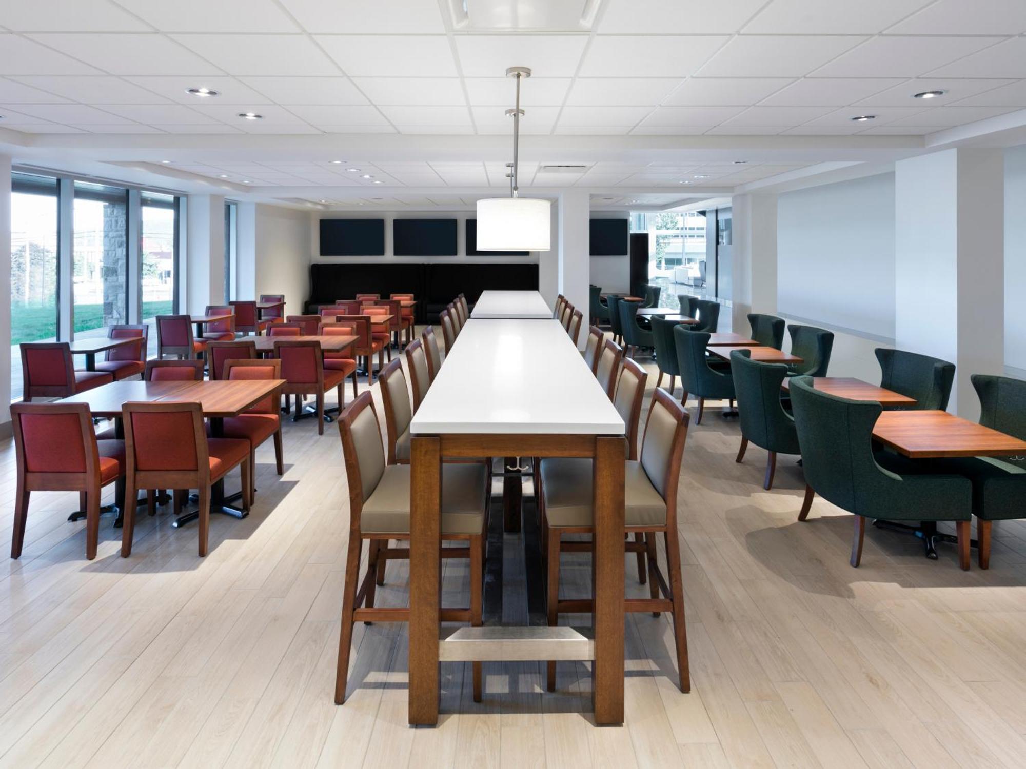 Otl Gouverneur แชร์บูร์ก ภายนอก รูปภาพ The dining room at the new residence hall
