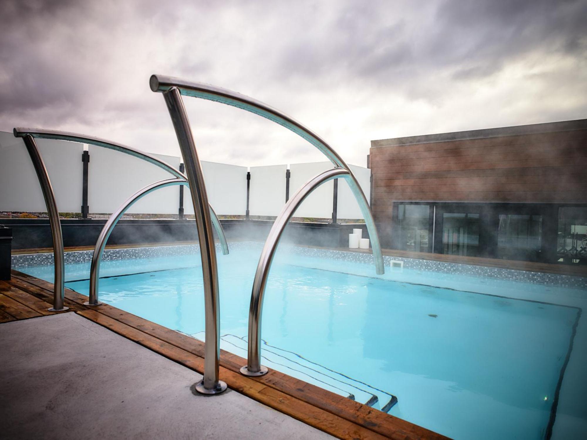 Otl Gouverneur แชร์บูร์ก ภายนอก รูปภาพ The rooftop pool at the hotel