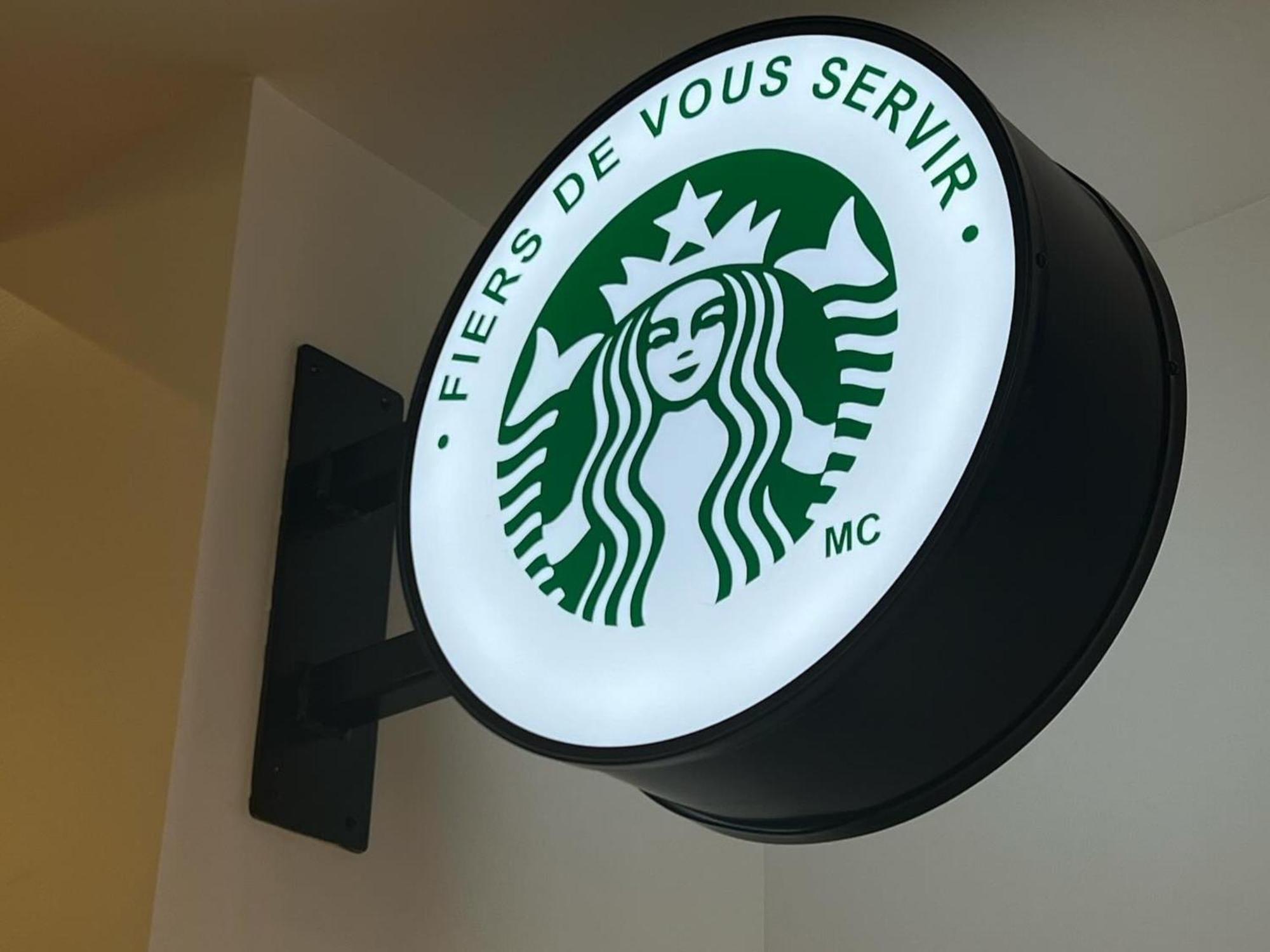 Otl Gouverneur แชร์บูร์ก ภายนอก รูปภาพ Starbucks in Paris