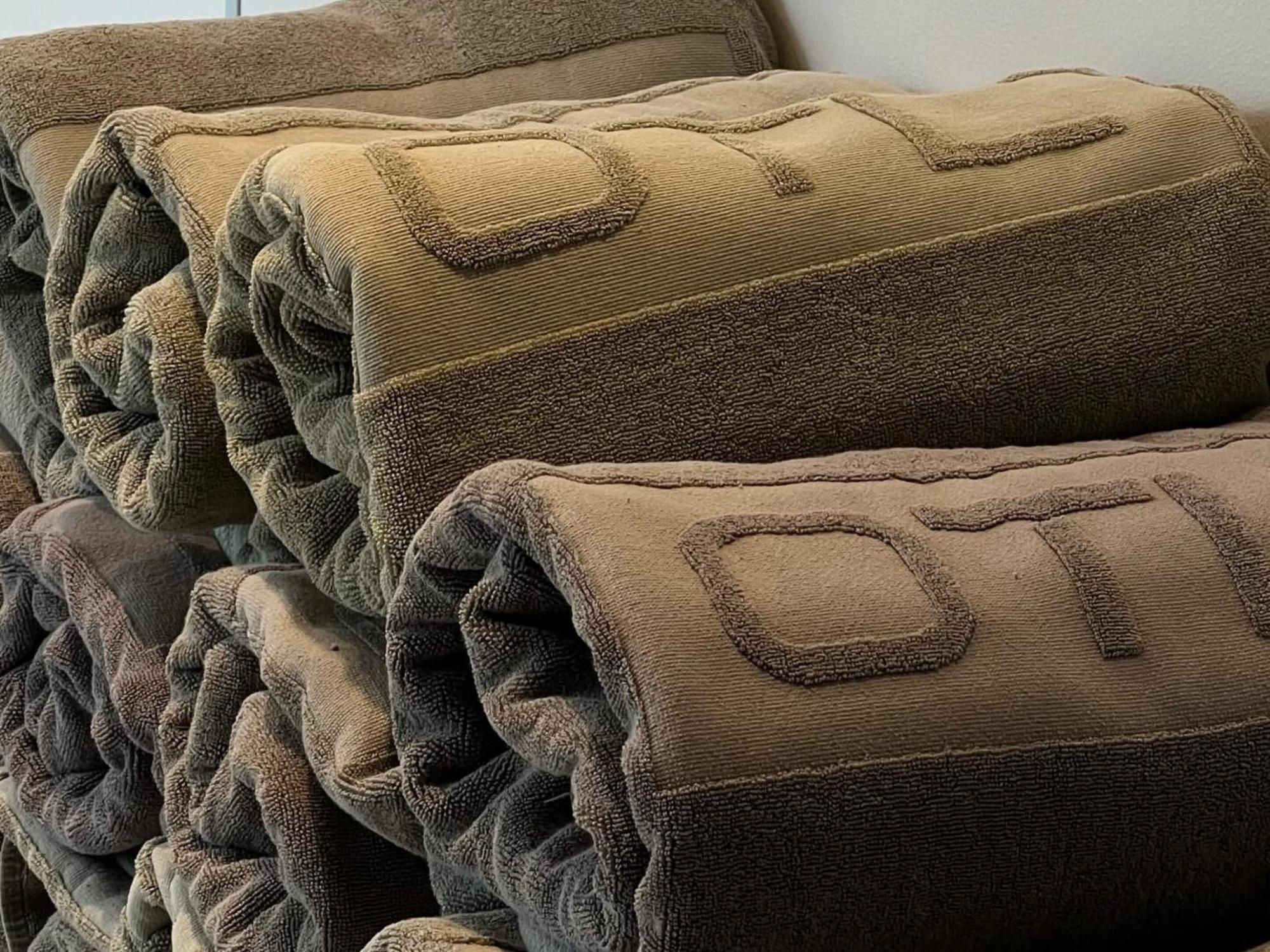 Otl Gouverneur แชร์บูร์ก ภายนอก รูปภาพ A stack of rolled up futons