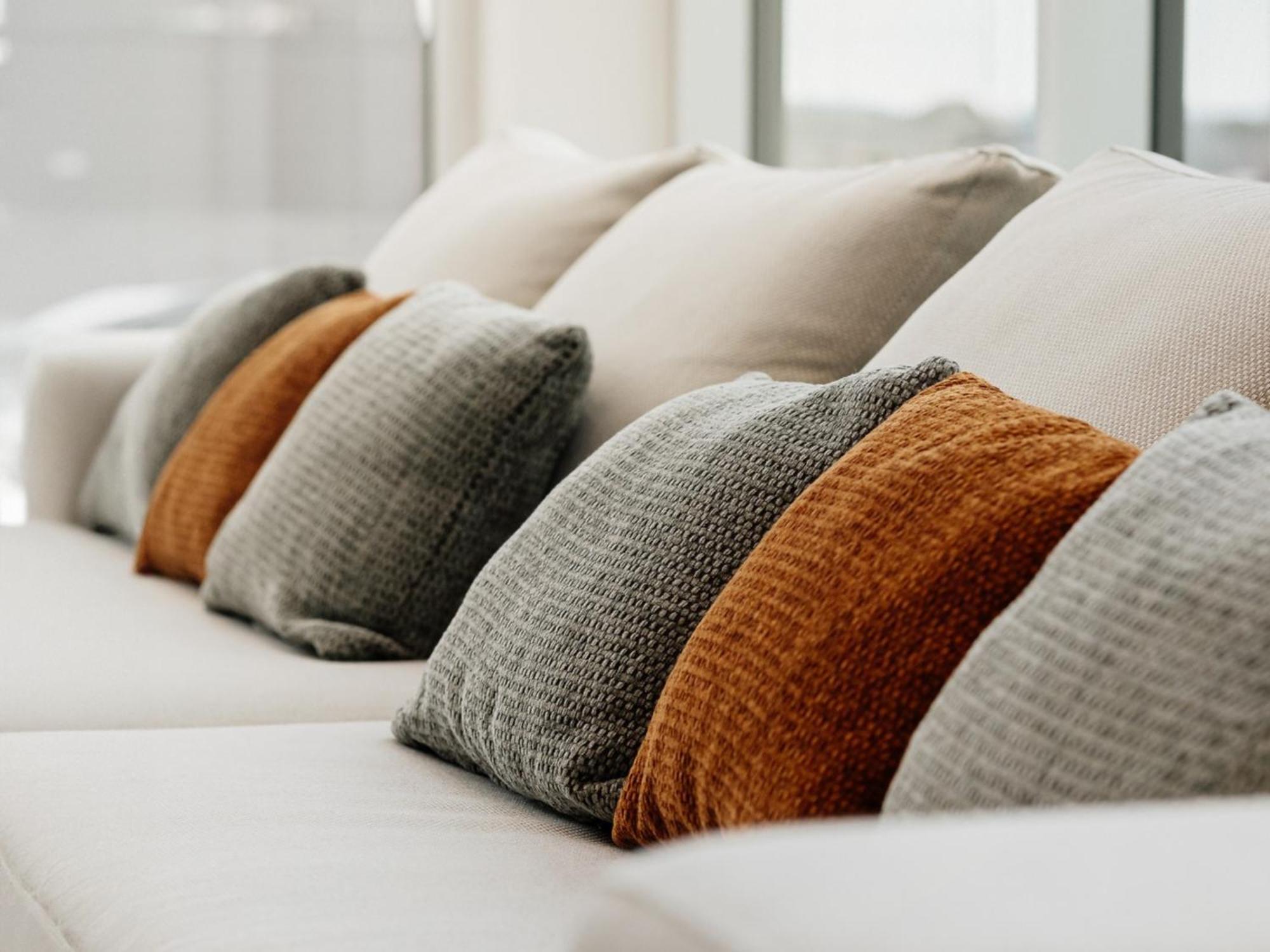 Otl Gouverneur แชร์บูร์ก ภายนอก รูปภาพ Cushions on a sofa