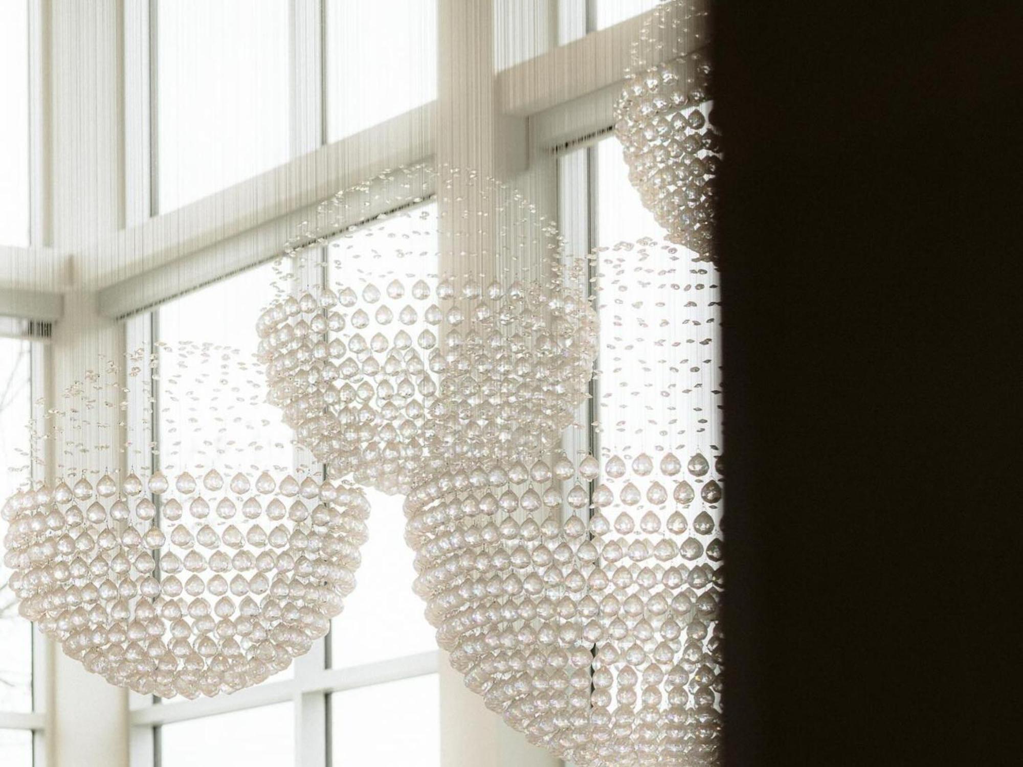 Otl Gouverneur แชร์บูร์ก ภายนอก รูปภาพ The 2000 light globes in the foyer of the National Gallery of Victoria