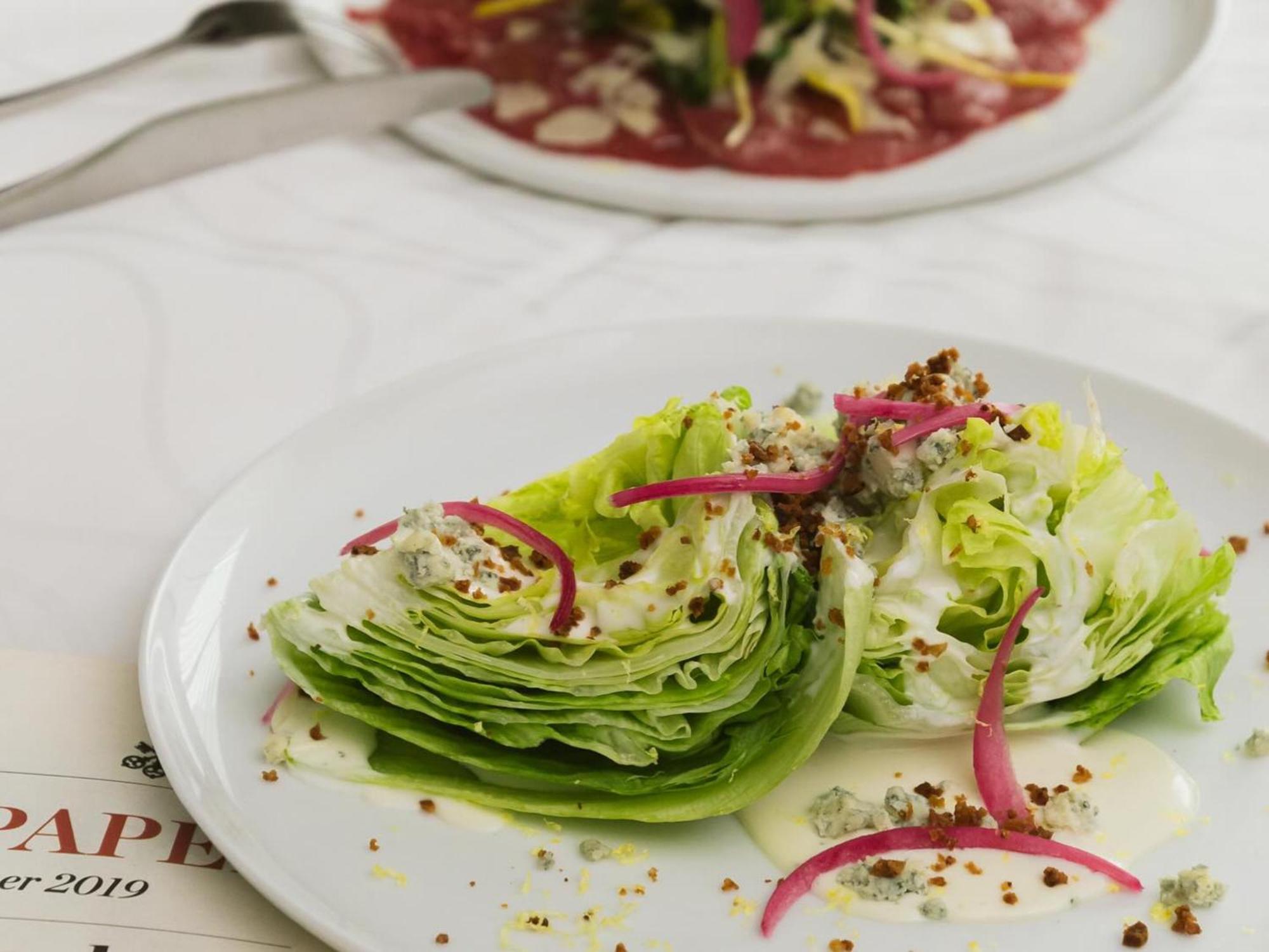 Otl Gouverneur แชร์บูร์ก ภายนอก รูปภาพ A wedge salad