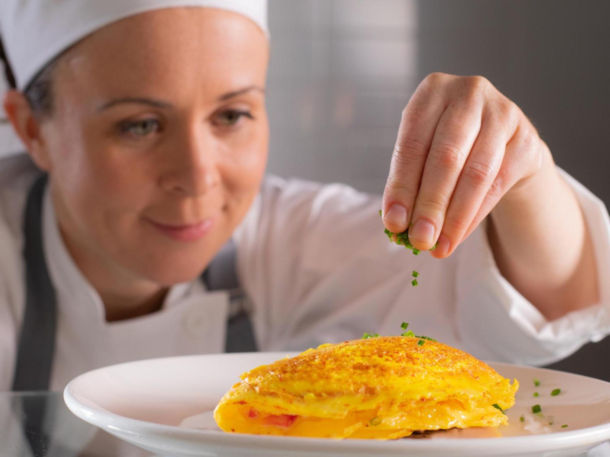 Otl Gouverneur แชร์บูร์ก ภายนอก รูปภาพ A chef seasoning a dish