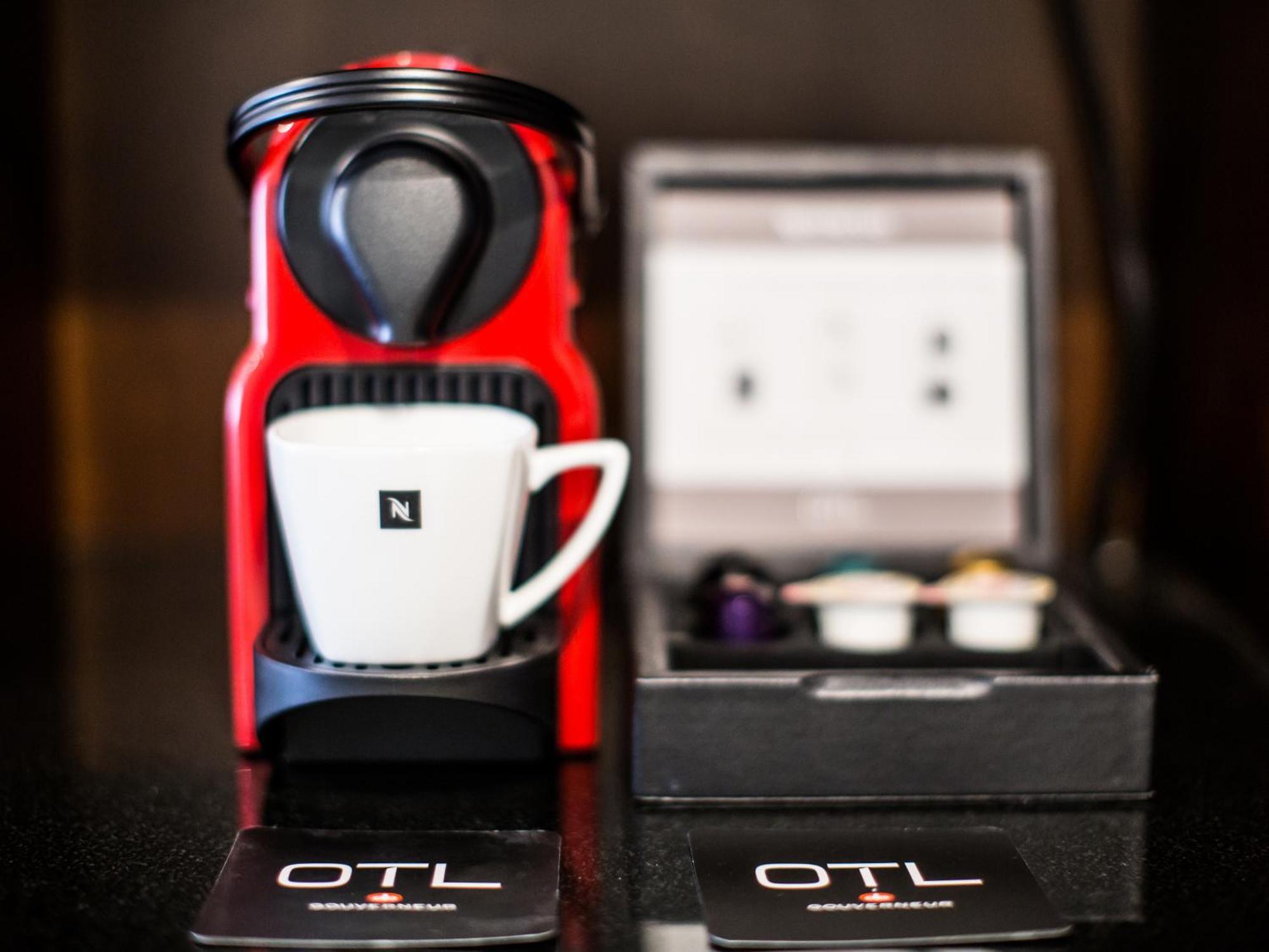 Otl Gouverneur แชร์บูร์ก ภายนอก รูปภาพ A Nespresso Inissia coffee machine