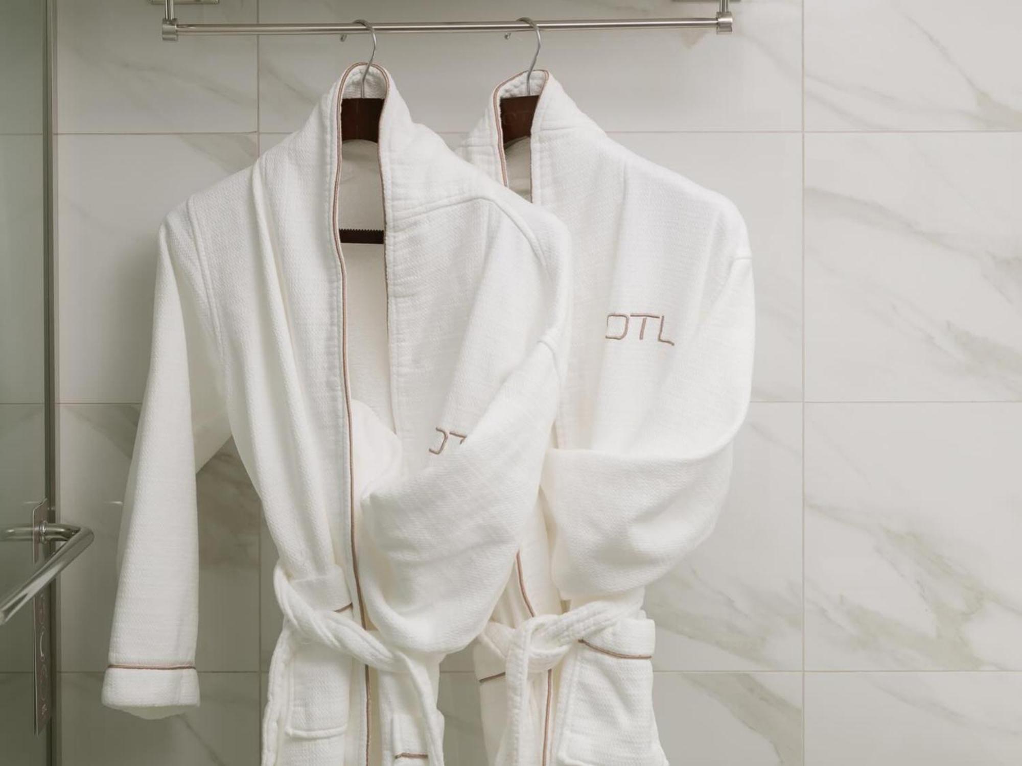 Otl Gouverneur แชร์บูร์ก ภายนอก รูปภาพ Bathrobes